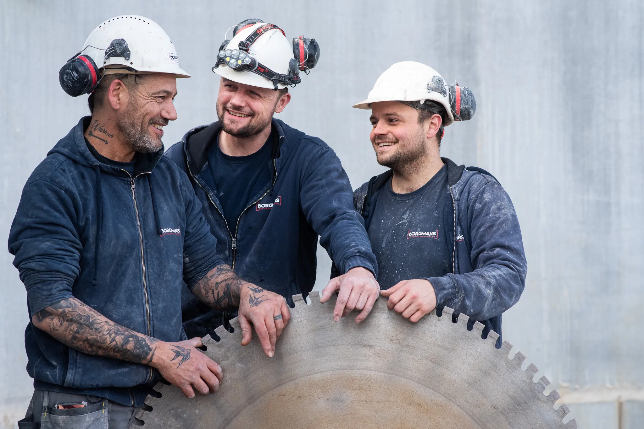 Teamfoto van Borgmans Betonbewerkingen met betonzaagblad tijdens bedrijfsreportage