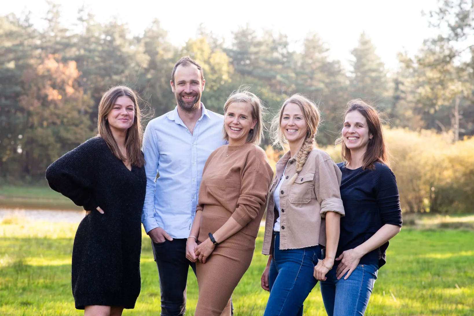 Teamfoto in de natuur, ontspannen sfeer met lachende collega’s tijdens een branding shoot voor een KMO.