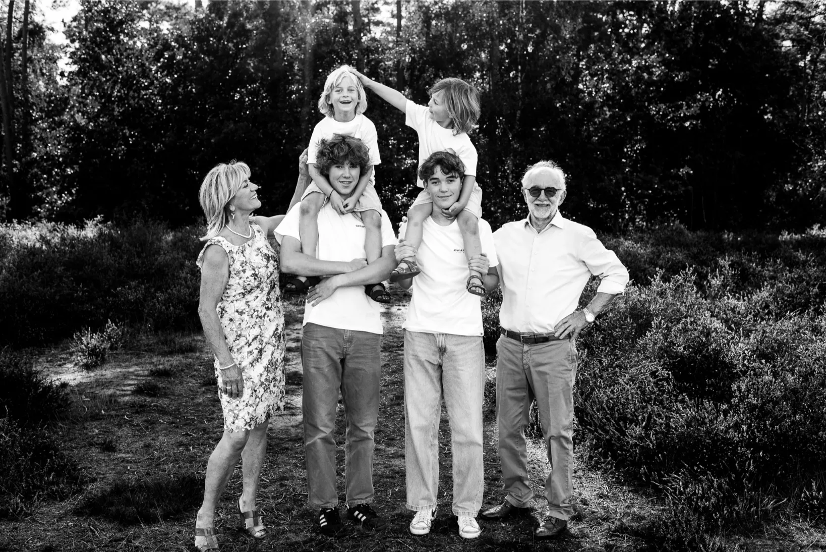 Generatieportret in de buitenlucht: grootouders met kleinkinderen tijdens een ontspannen familiereportage