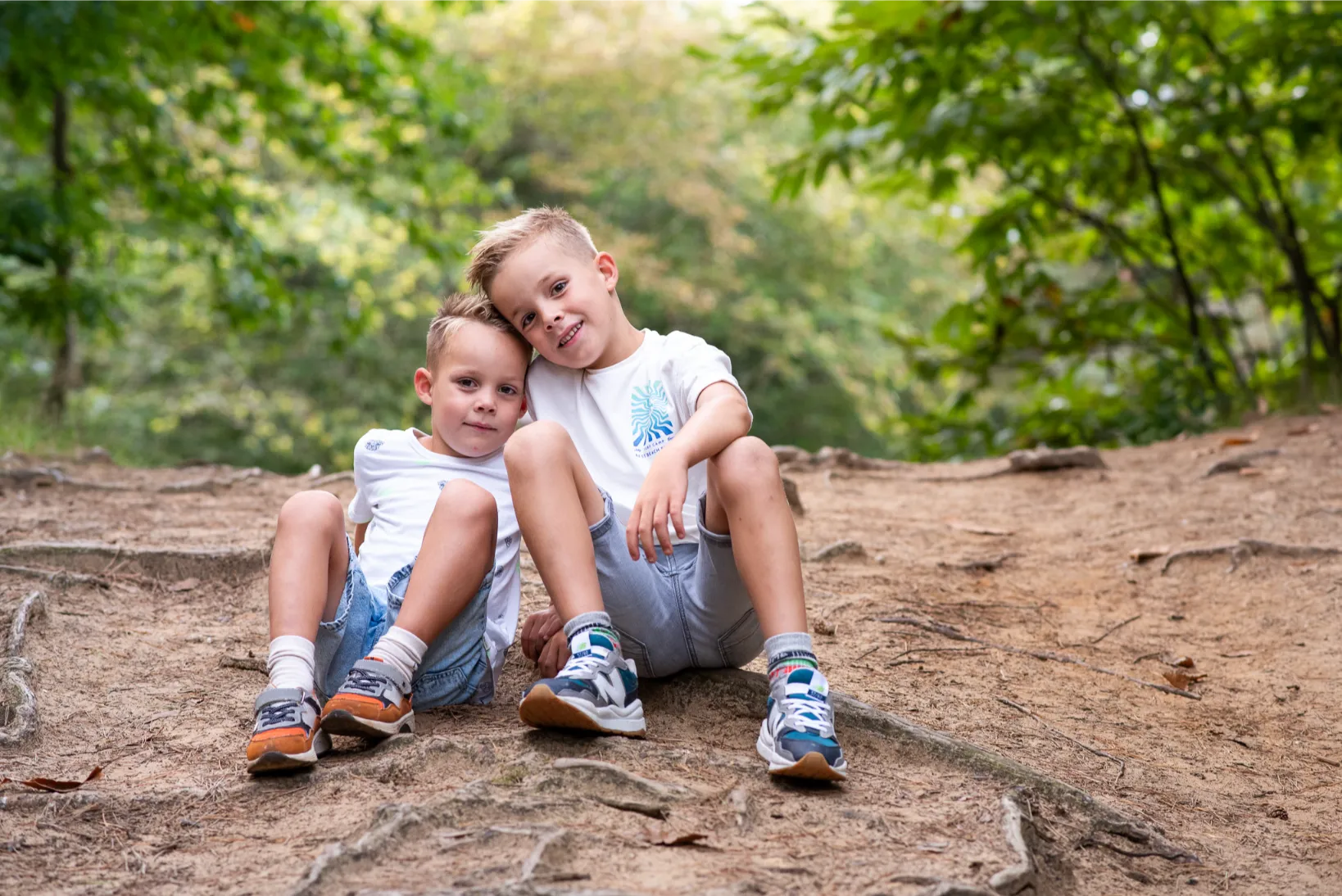 Portret van twee jonge broers in de natuur, vastgelegd tijdens een speelse reportage