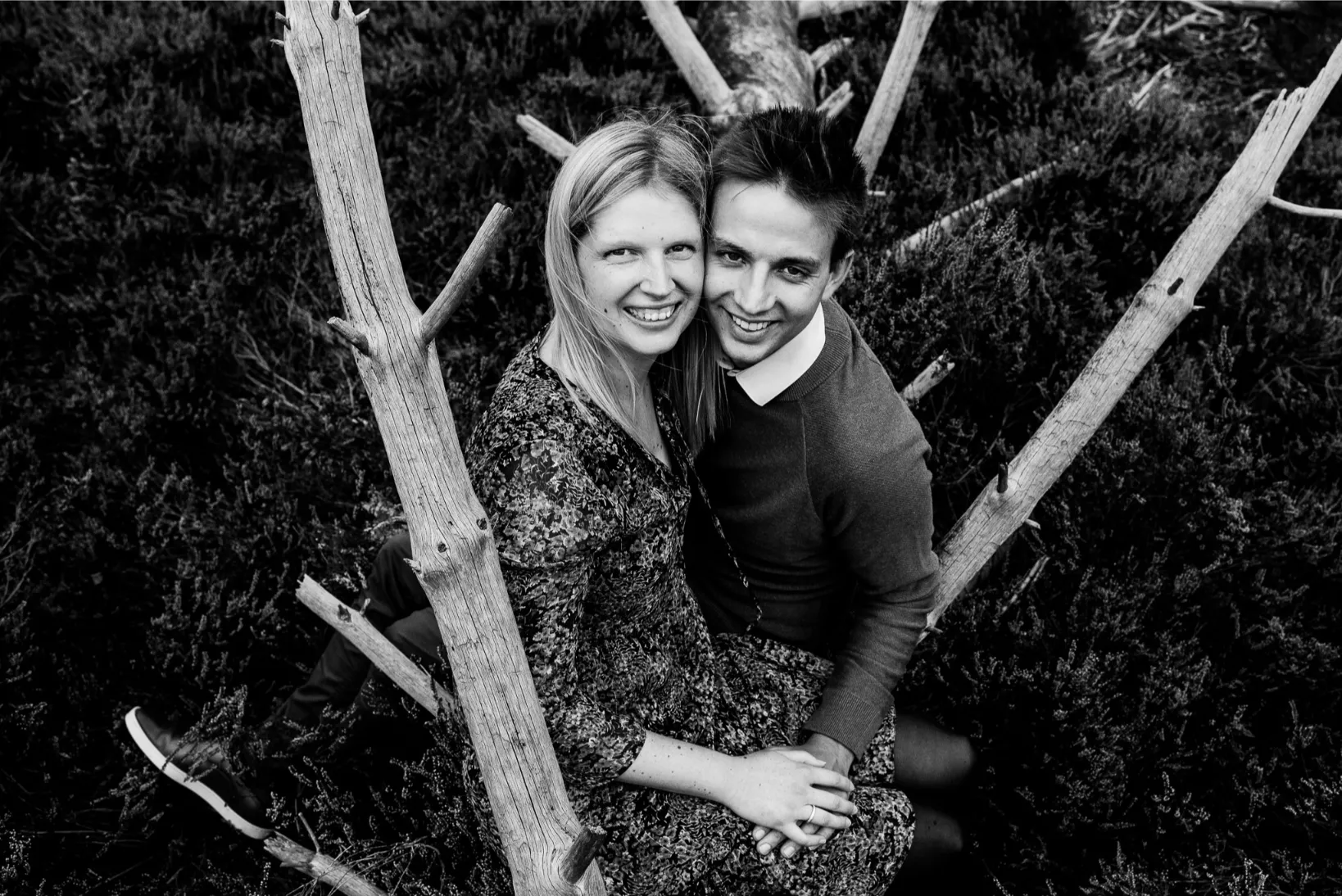 Verlovings- of koppelfoto in zwart-wit, intiem moment tussen twee geliefden in de natuur