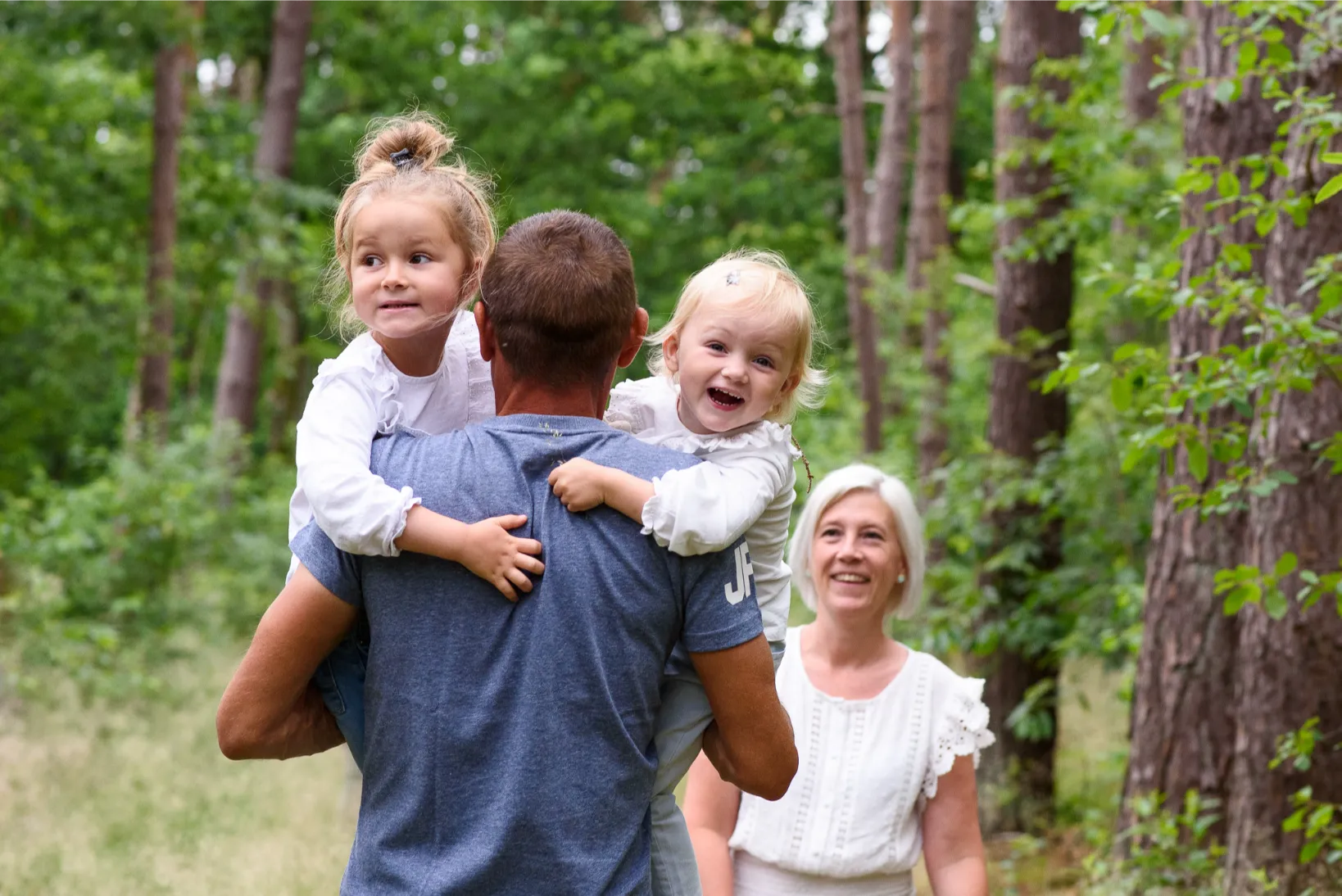 Spontane en chaotisch leuke familiefoto in het groen, vol leven en karakte