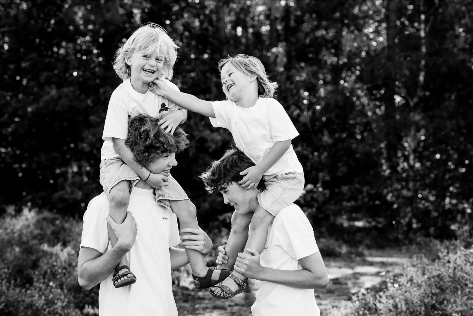 Buitenshoot met broers in matching outfits – familieportret op locatie