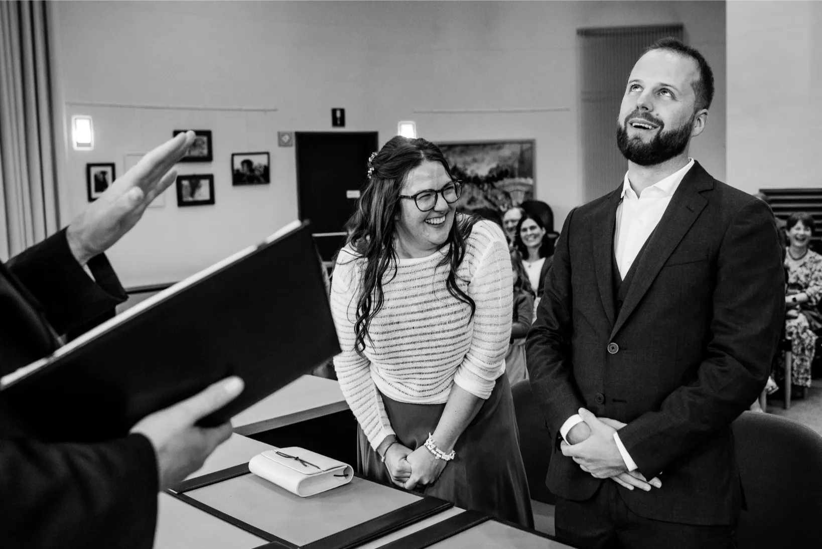 Burgerlijk huwelijk met lachende bruid en bruidegom, vastgelegd tijdens een spontaan moment